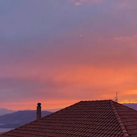 Delphic Moments - Sunny App 3br, 2ba With View